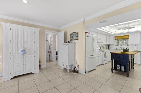 House, Multiple Beds (Seaside Hideaway) | Private kitchen | Oven, coffee/tea maker, toaster, blender