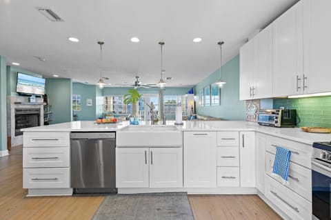 House, Multiple Beds (Sea Haven) | Private kitchen | Oven, toaster