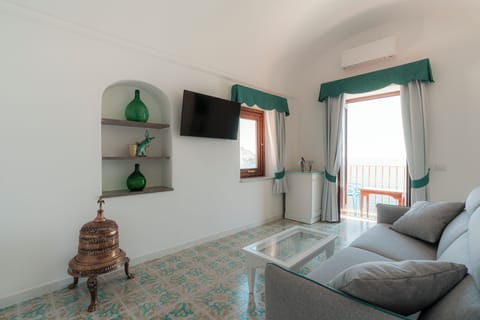 Camera Deluxe, 1 letto king, vista mare, balcone | Living area | 42-inch TV with satellite channels