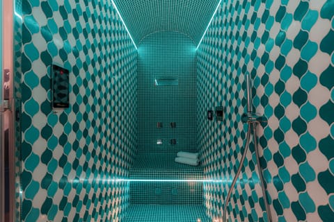 Camera Deluxe, 1 letto king, vista mare, balcone | Bathroom | Hair dryer, slippers, bidet, towels