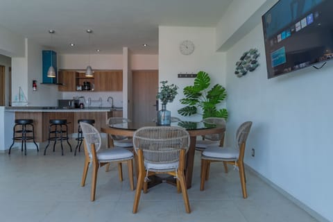 Deluxe Apartment, Balcony, Pool View | Dining room