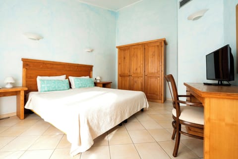 In-room safe, cribs/infant beds, bed sheets