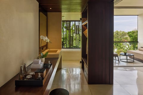 Deluxe Suite | Bathroom | Shower, designer toiletries, hair dryer, bathrobes