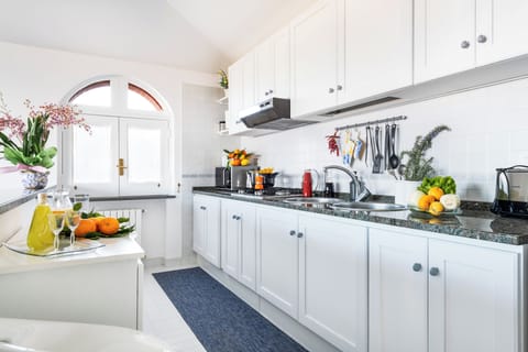 Apartment | Private kitchen | Fridge, oven, stovetop, coffee/tea maker