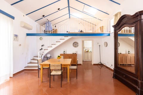 Apartment | Living area | Flat-screen TV, books, pay movies