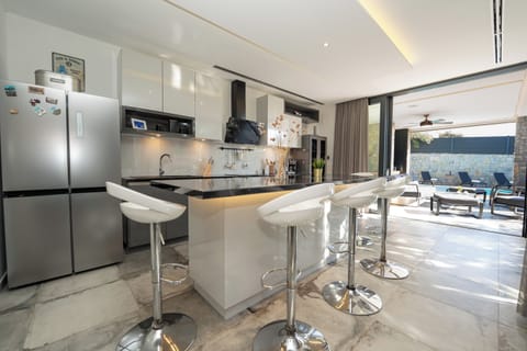 Comfort House, 3 Bedrooms, Poolside | Private kitchen | Fridge, oven, stovetop, dishwasher