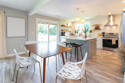 Luxury Bungalow, River View | Laptop workspace, blackout drapes, iron/ironing board, free WiFi