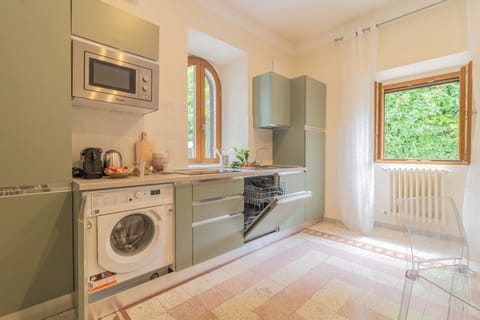 Full-size fridge, microwave, oven, stovetop