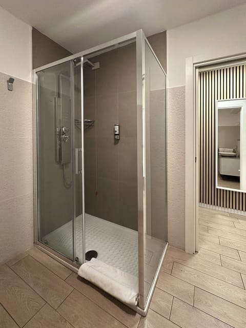 Superior Room, Garden View | Bathroom | Shower, rainfall showerhead, hair dryer, towels