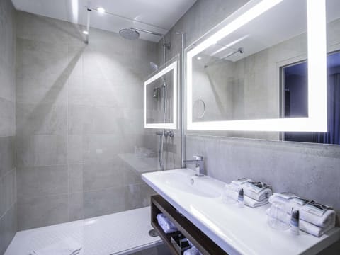 Free minibar, in-room safe, desk, blackout drapes