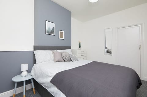 City Townhome, 4 Bedrooms, Kitchen, Garden View | 4 bedrooms, blackout drapes, iron/ironing board, free WiFi