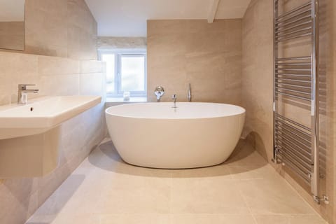 Family Room | Bathroom | Hair dryer, towels, soap, shampoo