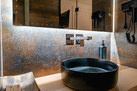 Deluxe Double Room, Balcony | Bathroom