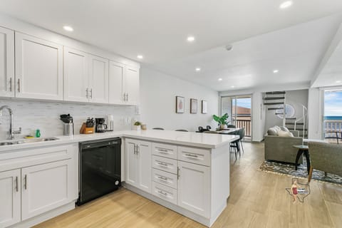 Apartment, 3 Bedrooms, Non Smoking, Kitchen | Private kitchen