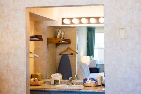 Combined shower/tub, free toiletries, hair dryer, towels