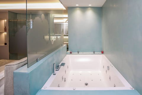 Superior Room, Jetted Tub | Bathroom | Shower, rainfall showerhead, free toiletries, hair dryer