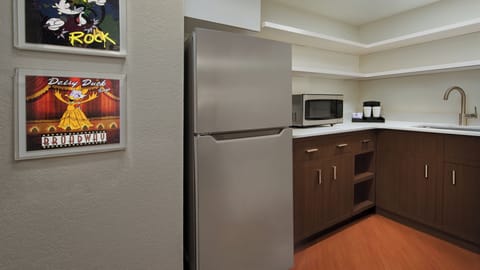 Family Suite | Living area | 55-inch TV with cable channels, DVD player