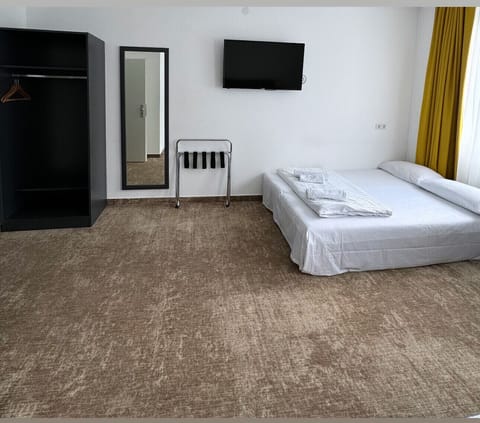 Comfort Quadruple Room | Desk, laptop workspace, free WiFi, bed sheets