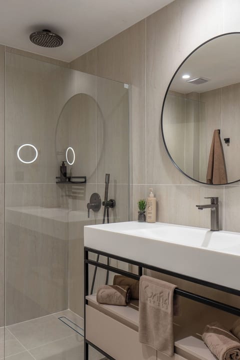 Combined shower/tub, free toiletries, hair dryer, towels