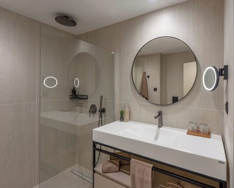 Combined shower/tub, free toiletries, hair dryer, towels