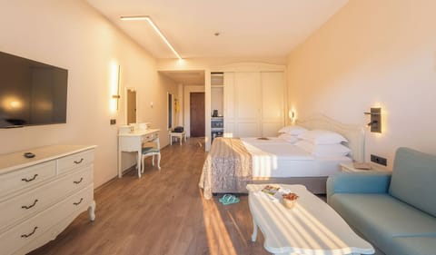 Free minibar, in-room safe, free cribs/infant beds, free WiFi