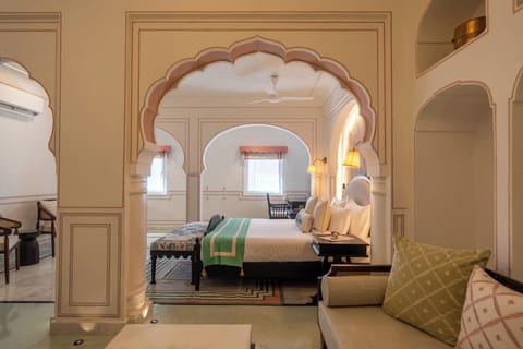 Deluxe Suite | 1 bedroom, in-room safe, iron/ironing board, free WiFi