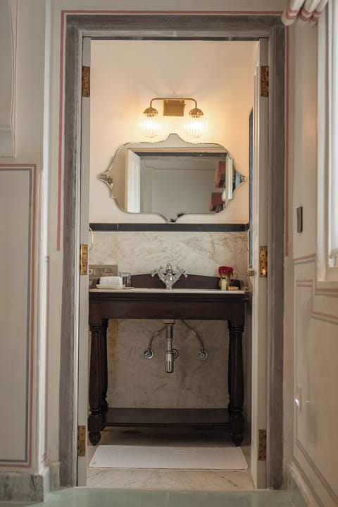 Deluxe Suite | Bathroom | Shower, slippers, towels, soap