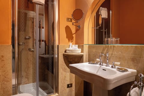 Superior Double or Twin Room, Lake View | Bathroom | Hair dryer, bathrobes, slippers, towels