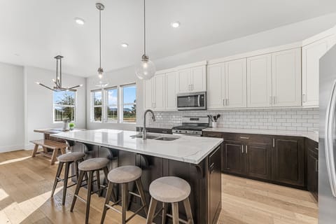 Condo, 3 Bedrooms | Private kitchen | Fridge, oven, coffee/tea maker, toaster