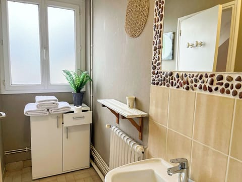 Classic Quadruple Room | Bathroom | Hair dryer, towels, soap, toilet paper