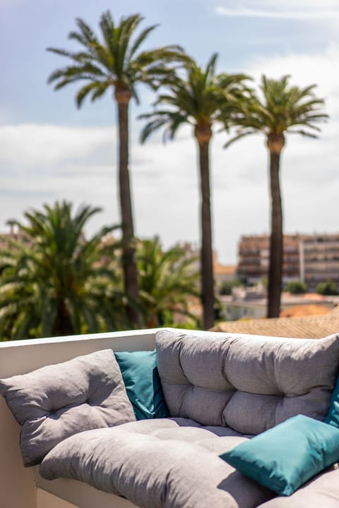 Romantic Apartment, Ensuite, Mountain View (En Bord de Plage) | Terrace/patio