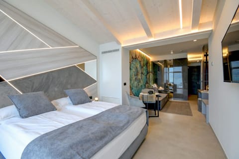 Suite, Lake View | Minibar, in-room safe, individually decorated, individually furnished