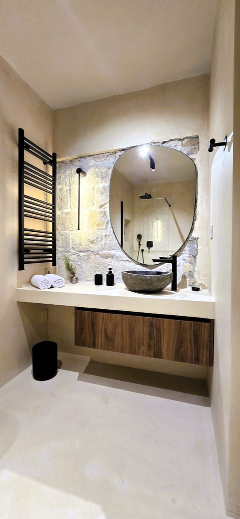 Luxury Double Room, 1 Queen Bed | Bathroom | Shower, free toiletries, hair dryer, towels