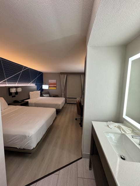 Comfort Double Room | Desk, laptop workspace, blackout drapes, WiFi (free)