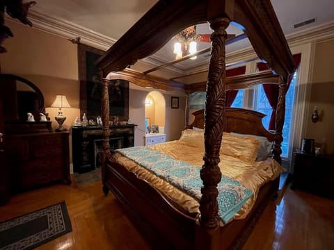 Deluxe Room, Garden View | Desk, laptop workspace, soundproofing, iron/ironing board