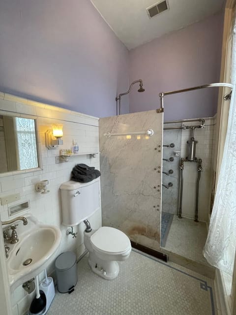 Deluxe Room, Garden View | Bathroom | Combined shower/tub, hair dryer, slippers, towels