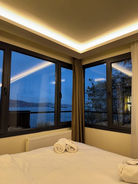 Deluxe Double Room, Sea View | Premium bedding, in-room safe, laptop workspace, soundproofing