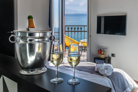 Junior Suite con Balcone e vista Mare | Minibar, individually decorated, individually furnished, desk