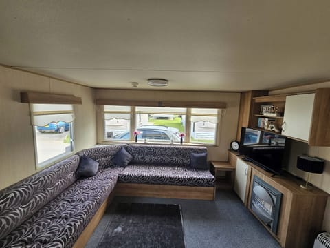 Chalet | Living area | TV, fireplace