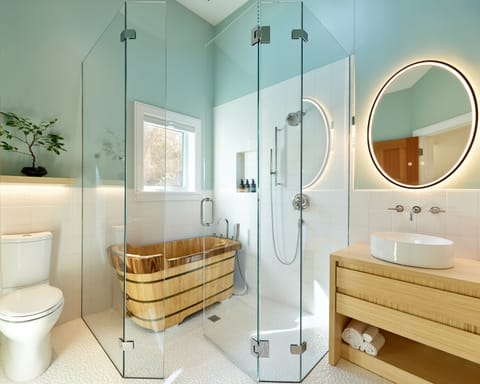 Junior Suite | Bathroom | Free toiletries, hair dryer, bathrobes, slippers