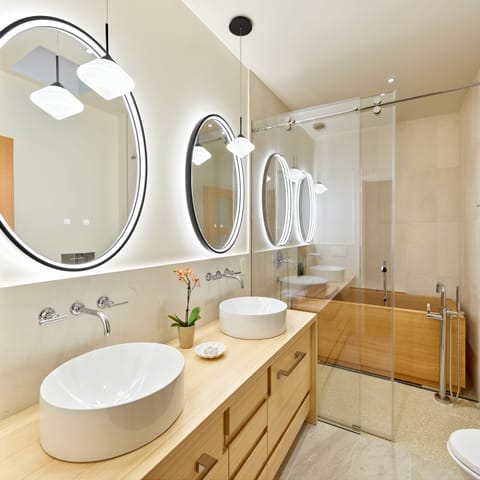 Premier Suite | Bathroom | Free toiletries, hair dryer, bathrobes, slippers