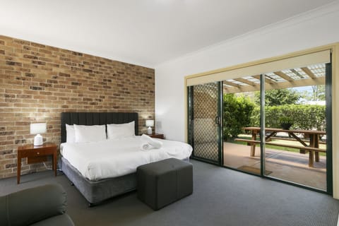 Villa (King) | Desk, iron/ironing board, travel crib, rollaway beds (surcharge)