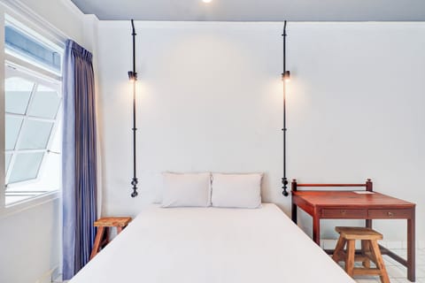 Deluxe Double Room | Laptop workspace, bed sheets