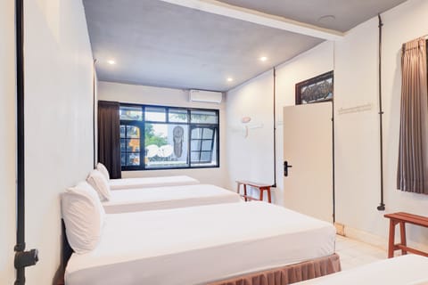 Family Suite | Laptop workspace, bed sheets