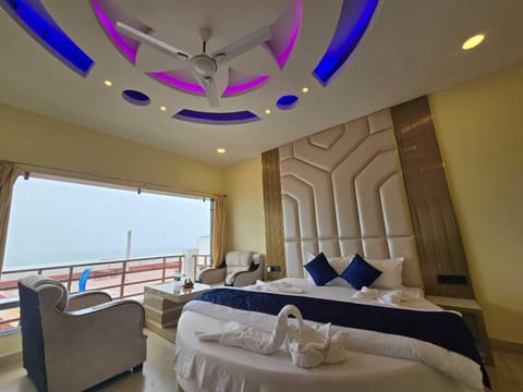 Premium Room with Sea View | Soundproofing, bed sheets