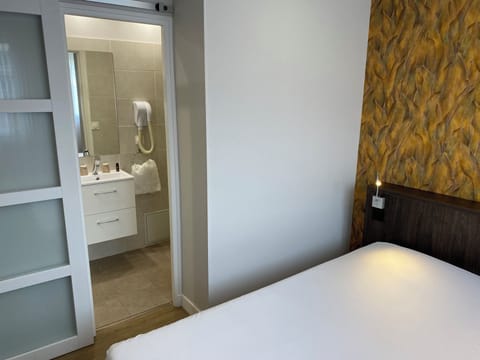 Superior Double Room, Partial Sea View | Free WiFi, bed sheets