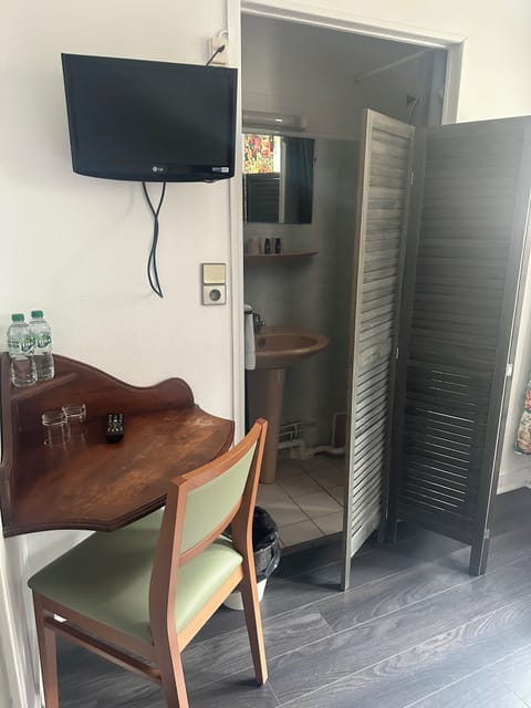 Classic Twin Room, City View | Bathroom | Towels