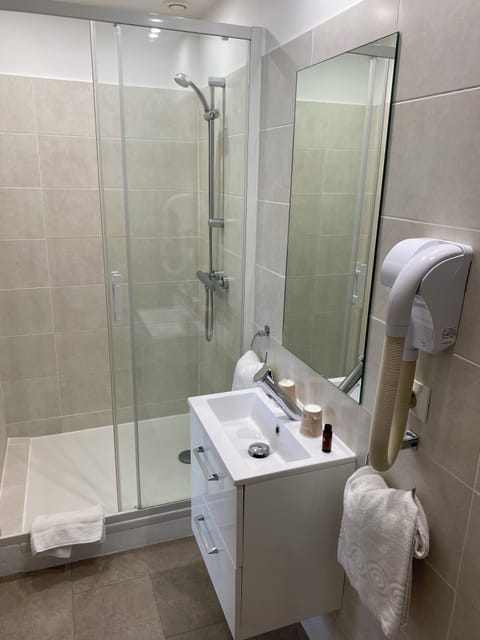Superior Double Room, Partial Sea View | Bathroom | Towels