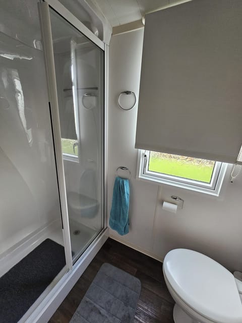 Cabin | Bathroom | Shower, toilet paper