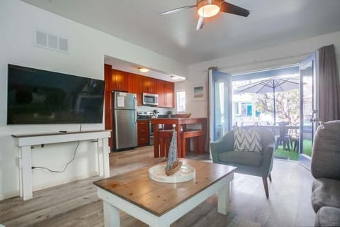 Apartment, Multiple Beds, Hot Tub, City View | Living area